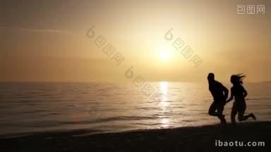 一对恩爱的情侣在海滩上跑步